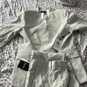 DKNY PANTS SUIT WITH MATCHING JACKET